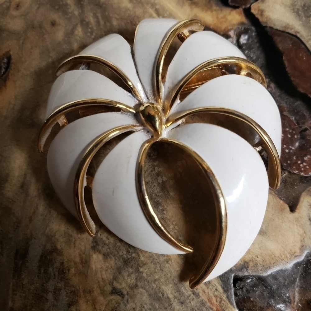 Vintage Enameled Flower Brooch - Picture 3 of 4